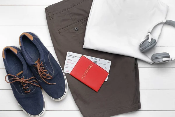 Ropa masculina con documentos y auriculares sobre fondo blanco de madera —  Fotos de Stock