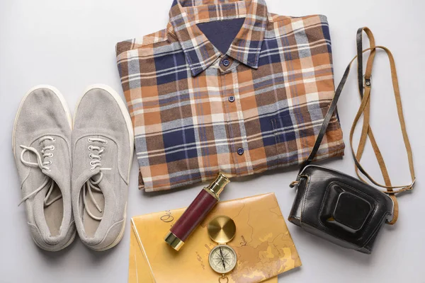Férfi ruházat, utazási tárgyakkal, világos háttérrel — Stock Fotó