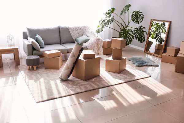 Boîtes de déménagement avec effets personnels dans la chambre — Photo