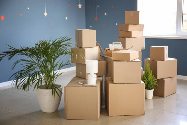 Boîtes de déménagement avec effets personnels dans une pièce vide — Photo