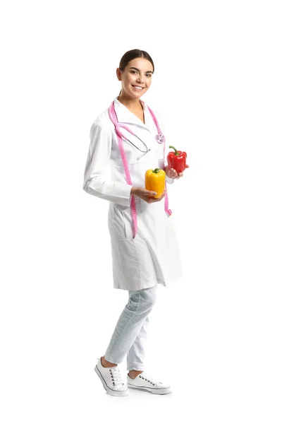 Retrato de nutricionista feminina sobre fundo branco — Fotografia de Stock