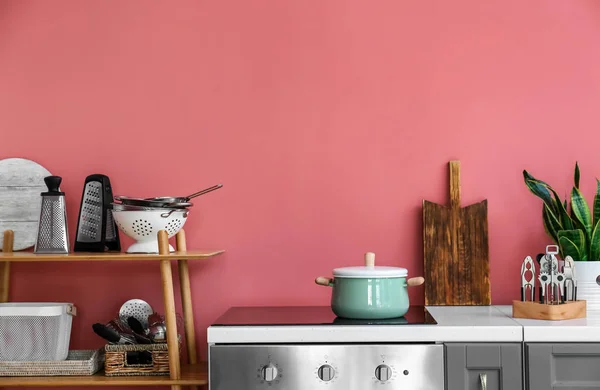 Set van gebruiksvoorwerpen in de buurt van kleur muur in de keuken — Stockfoto