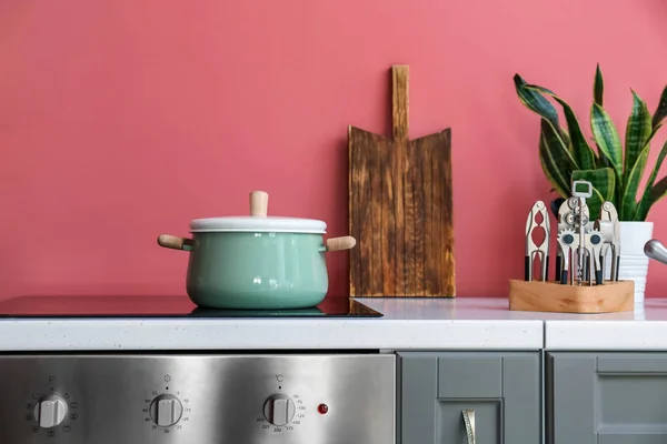 Set de utensilios en el mostrador en la cocina — Foto de Stock