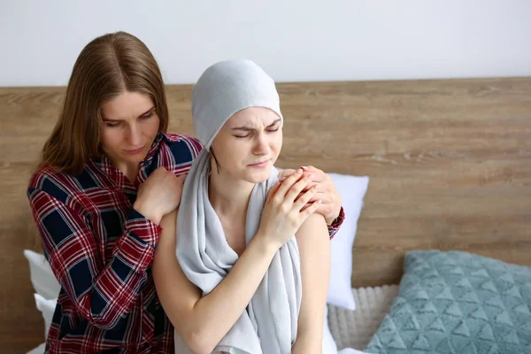 Mujer apoyando a su hermana después de la quimioterapia en casa —  Fotos de Stock