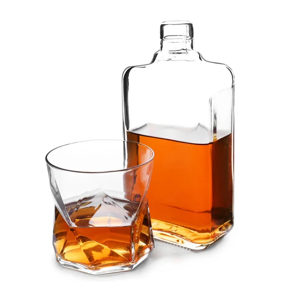 Butelka i szklanka whisky na białym tle — Zdjęcie stockowe