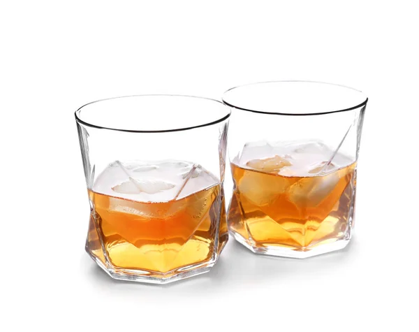 Szklanki whisky na białym tle — Zdjęcie stockowe