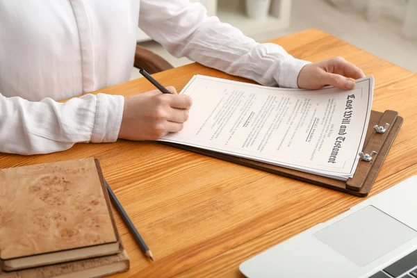 Notar unterzeichnet Urkunde im Amt — Stockfoto