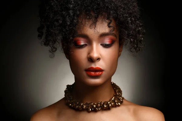 Portret pięknej kobiety afro-amerykańskich na ciemnym tle — Zdjęcie stockowe