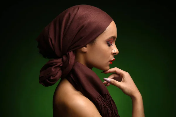 Portret pięknej kobiety afro-amerykańskich z szalik głowy na tle ciemnego koloru — Zdjęcie stockowe