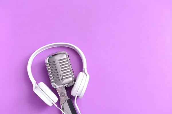 Retro mikrofon i słuchawki na kolor tła — Zdjęcie stockowe
