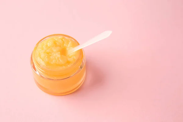 Jar of sugar scrub on color background — Stock Photo, Image