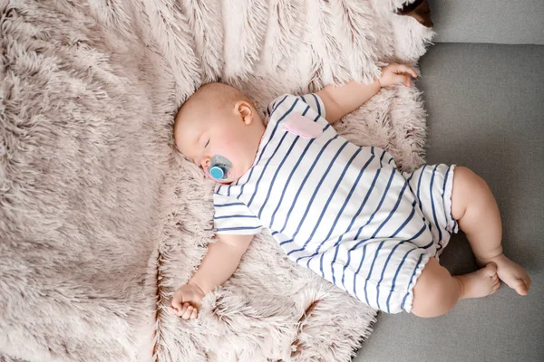 Schattige baby meisje slapen op zachte sofa — Stockfoto