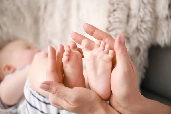 Mother's hands holding tiny feet of little baby, closeup — Stock Photo, Image