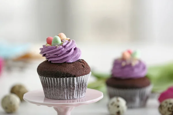 Dessert stand with sweet Easter cupcake on blurred background — Stock Photo, Image