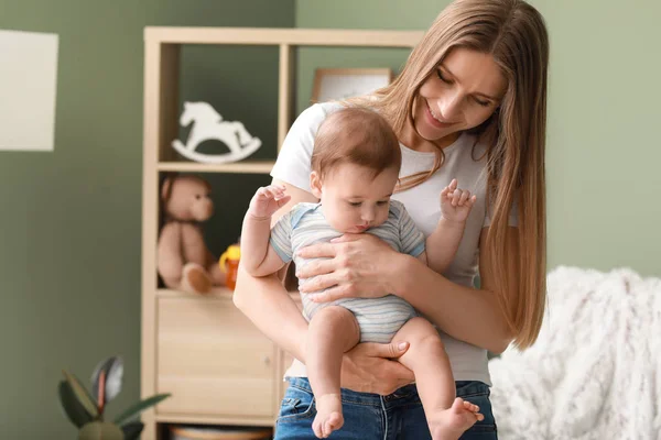 Evde sevimli bebek çocuk ile mutlu anne — Stok fotoğraf