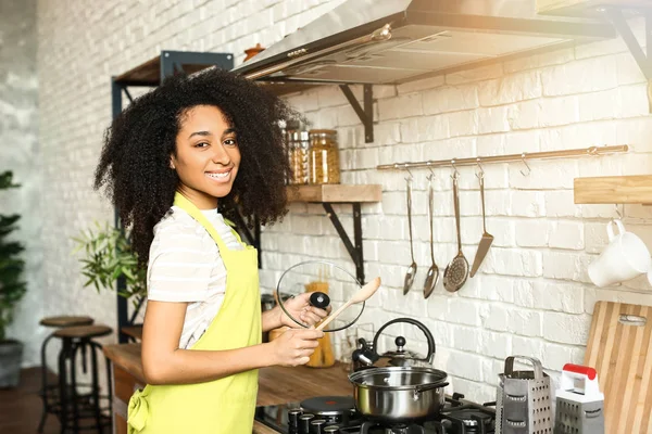 Mujer afroamericana cocinando en la cocina —  Fotos de Stock