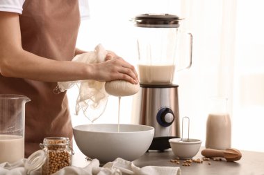 Soya sütü mutfakta yapma kadın