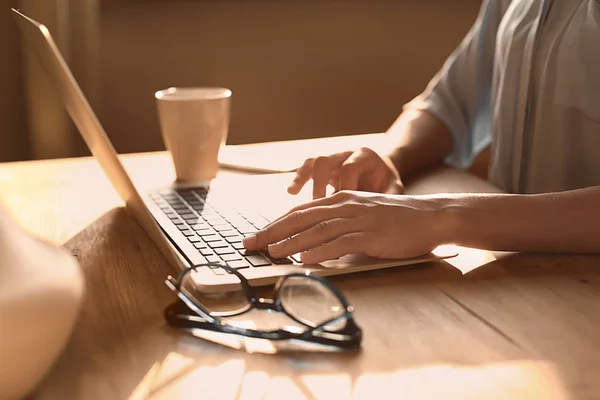 Freelancer afro-americano feminino trabalhando em laptop em casa, close-up — Fotografia de Stock