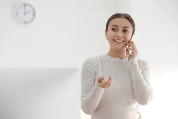 Donna d'affari che parla al cellulare in ufficio — Foto Stock