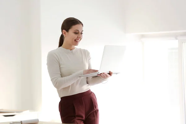 Бізнес-леді з сучасним ноутбуком в офісі — стокове фото