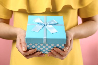 Hediye kutusu, closeup kadınla