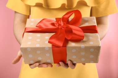 Hediye kutusu, closeup kadınla