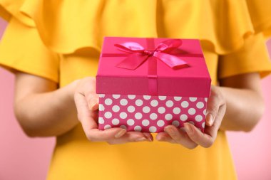 Hediye kutusu, closeup kadınla