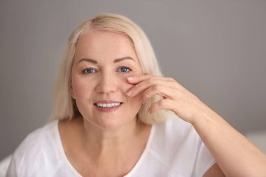 Evde sağlıklı cilt ile Olgun kadın