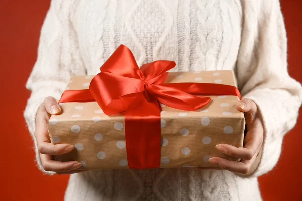 Femme avec boîte cadeau, gros plan — Photo