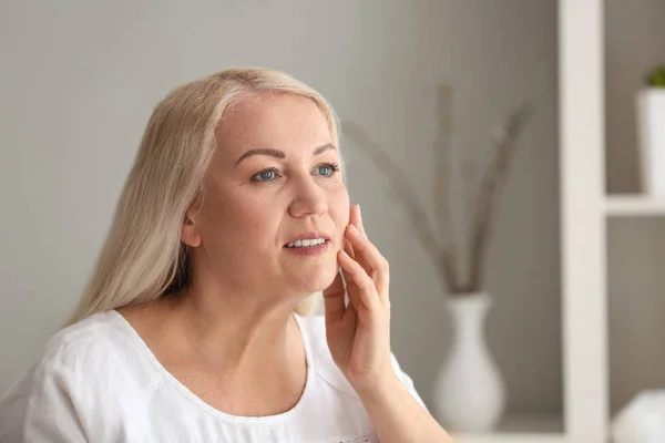 Mature woman with healthy skin at home — Stock Photo, Image