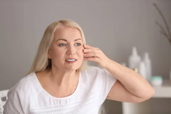 Mature woman with healthy skin at home — Stock Photo, Image