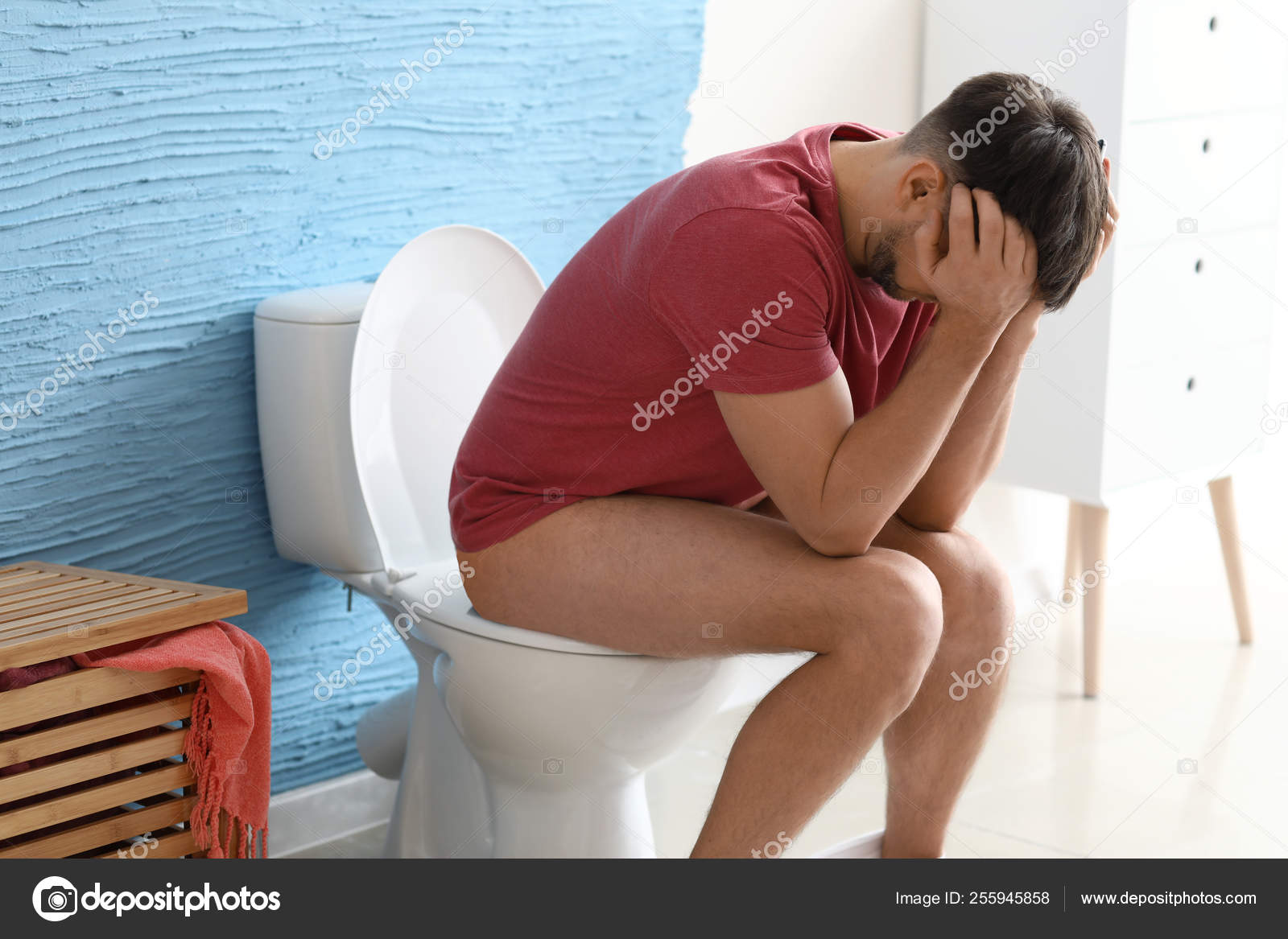 Синдром раздрадëнногокишечника. Сидит на унитазе. Приступ рвоты. Скрутило живот и понос. У девушки понос.