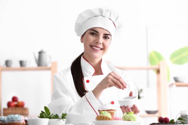 Genç kadın pudra cupcake Mutfak Dekorasyon