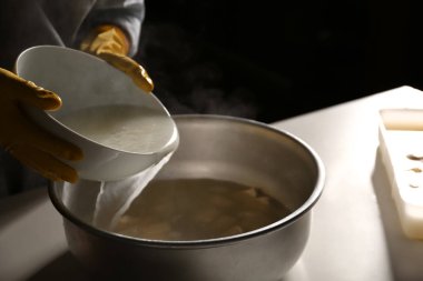 Koyu arka planda lezzetli peynir hazırlama kadın