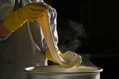 Koyu arka planda lezzetli peynir hazırlama kadın
