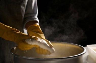 Koyu arka planda lezzetli peynir hazırlama kadın