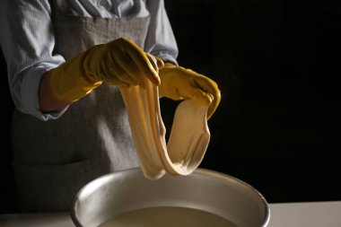 Koyu arka planda lezzetli peynir hazırlama kadın