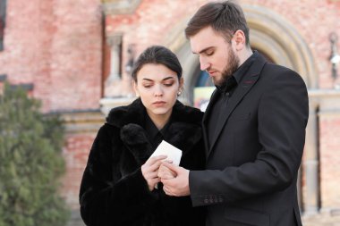 Birkaç cenazede akrabalarının sonra pining