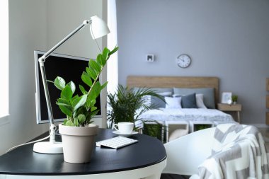 Modern bilgisayarlı, odanın içinde şık bir iş yeri.