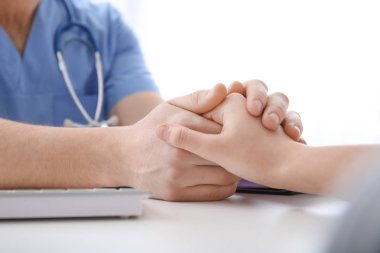 Klinikte hasta rahatlatma erkek doktor