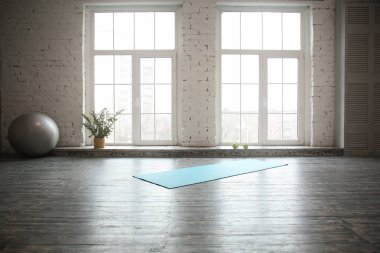 Spor ekipmanları ile büyük oda iç
