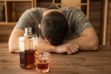 Barda masada viski ile sarhoş adam