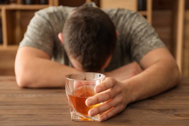 Barda masada viski ile sarhoş adam