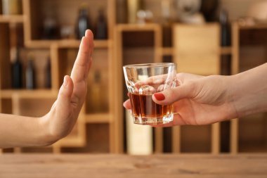 Kadeh viski ve adam barda içmeyi reddeden kadın
