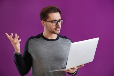 Renkli dizüstü bilgisayarı olan erkek programcı