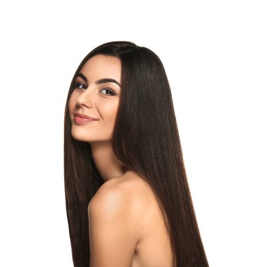 Beyaz arka planda sağlıklı uzun saçlı güzel genç kadının portresi