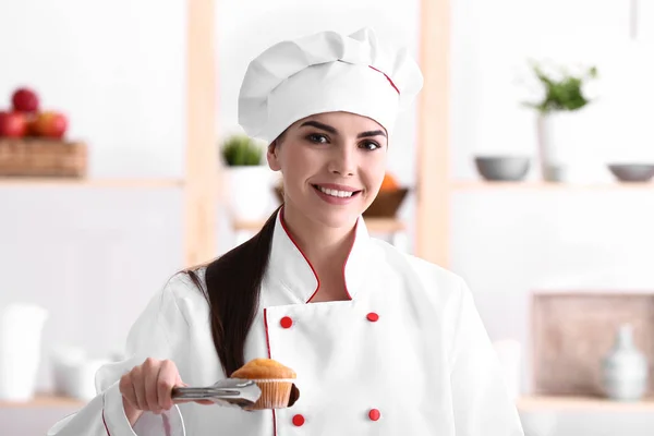 Giovane pasticciera femminile in cucina — Foto Stock