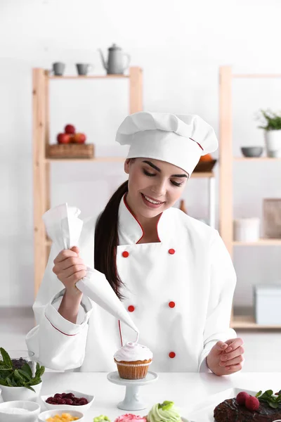 Genç kadın pudra cupcake Mutfak Dekorasyon — Stok fotoğraf