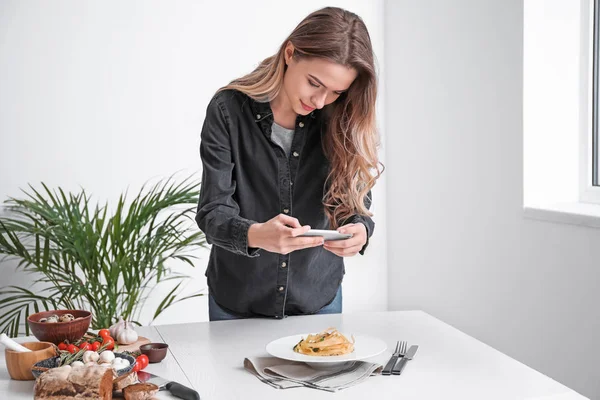 휴대 전화로 집에서 맛 있는 음식의 사진을 복용 여성 음식 사진 — 스톡 사진