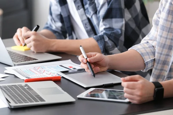 Jóvenes diseñadores de TI trabajando en la oficina —  Fotos de Stock